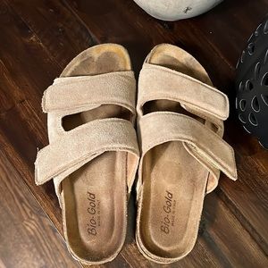Bio-Gold leather slip on sandals size 7 beige